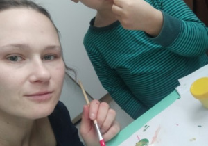 Igor z mamą malują ozdoby na choinkę